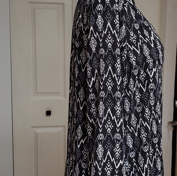 Forever 21 Black V - Neck Long Sleeve Button Round Hem Women's Shirts Size L - Picture 3 of 4